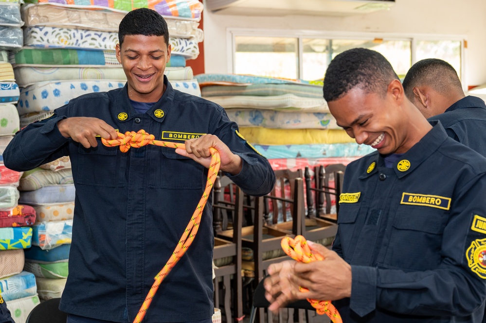 JTF-Bravo firefighters train Panamanian firefighters