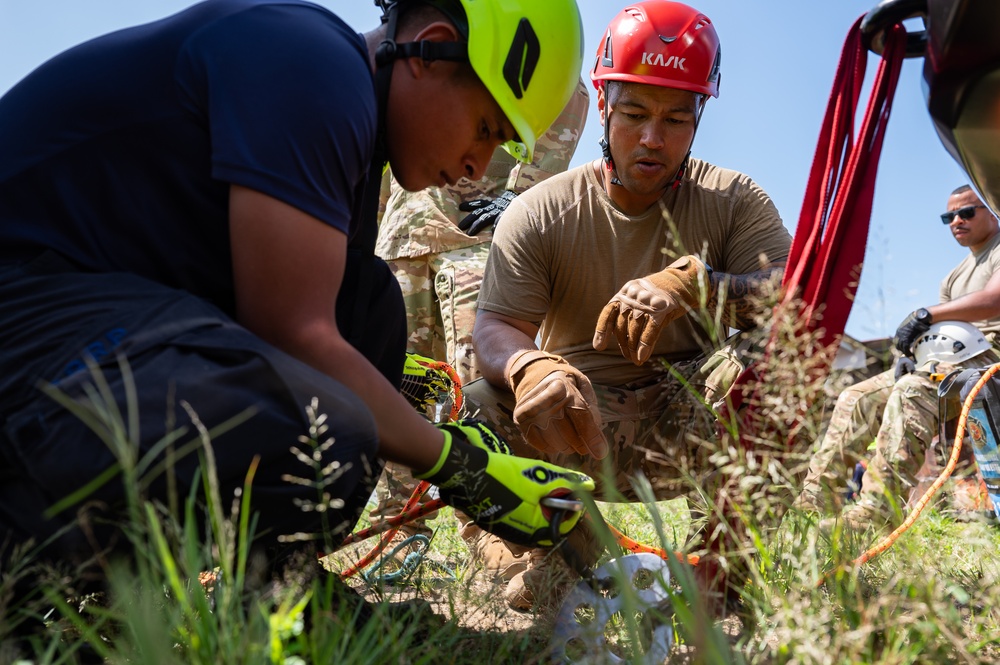 JTF-Bravo firefighters train Panamanian firefighters