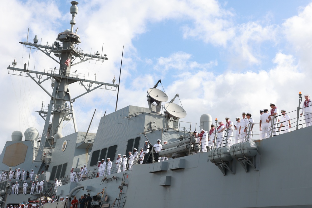 Michael Murphy pulls into Pearl Harbor