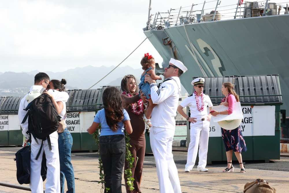 Michael Murphy pulls into Pearl Harbor