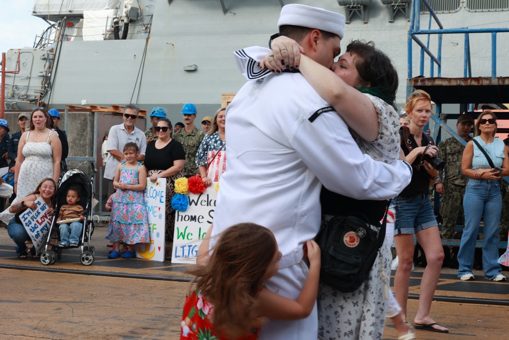 Michael Murphy pulls into Pearl Harbor