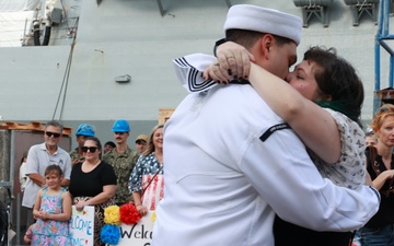 Michael Murphy pulls into Pearl Harbor