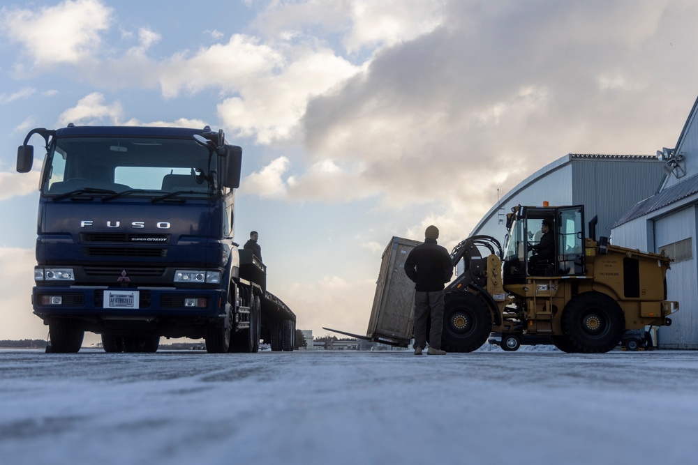 Japanese forces assist U.S. Marines with transporting equipment