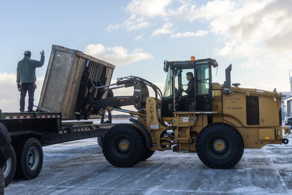 Japanese forces assist U.S. Marines with transporting equipment