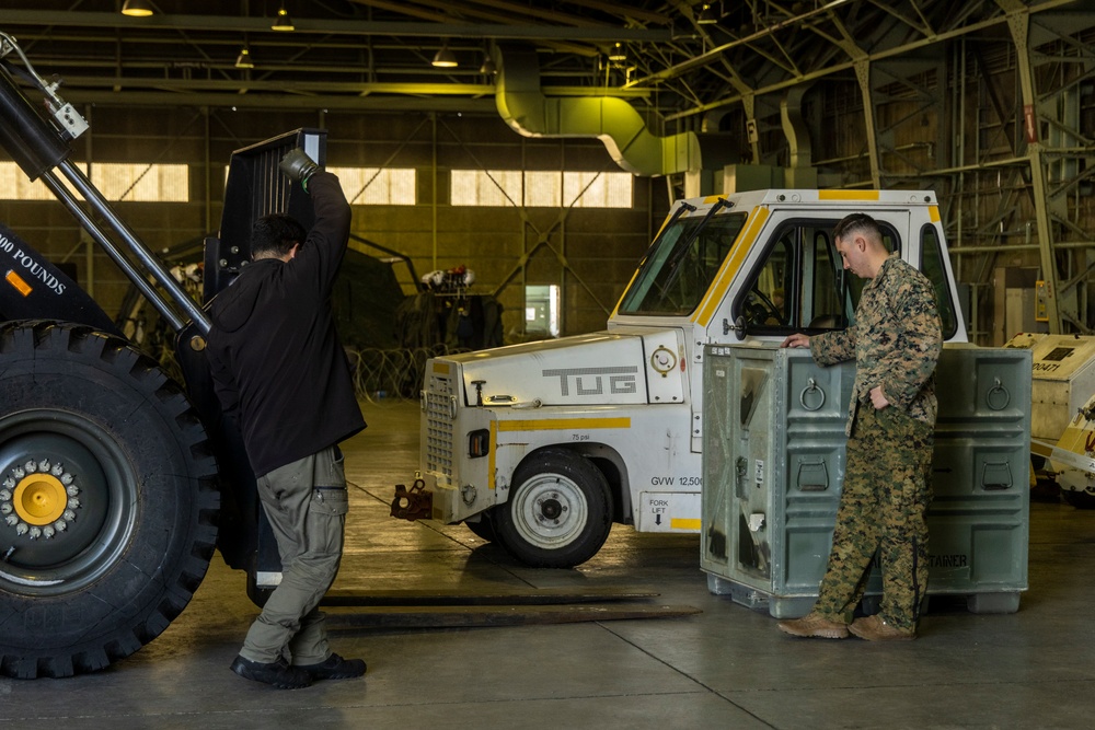 Japanese forces assist U.S. Marines with transporting equipment