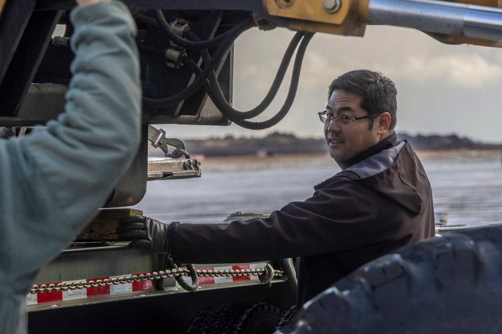 Japanese forces assist U.S. Marines with transporting equipment