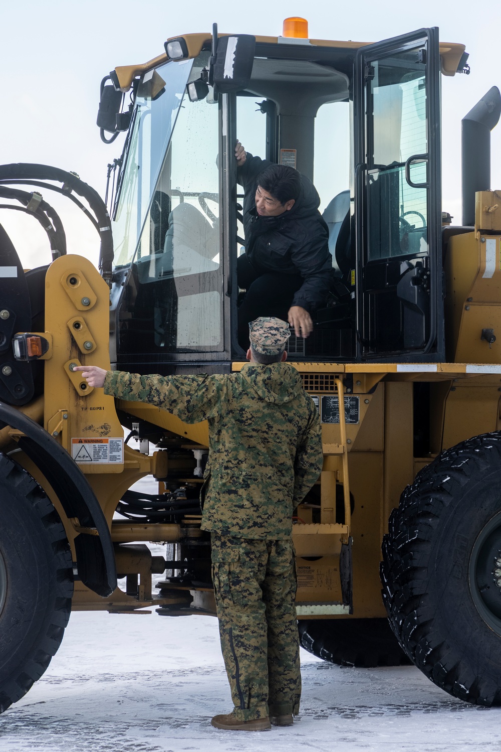 Japanese forces assist U.S. Marines with transporting equipment