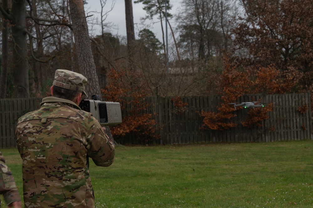 Third AF command team connects with 86 AW Airmen to learn missions