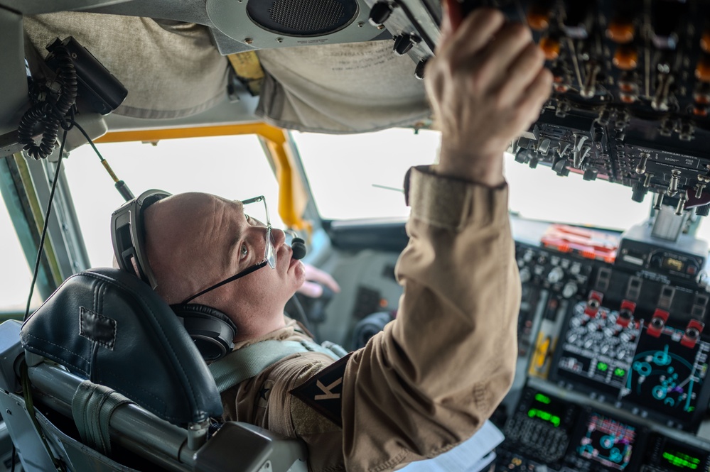 379th AEW commander flies routine refueling mission over USCENTCOM AOR