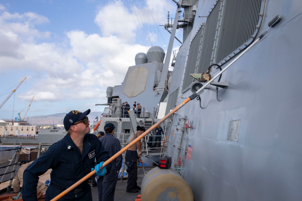 USS Spruance Sailors conduct paint preservation