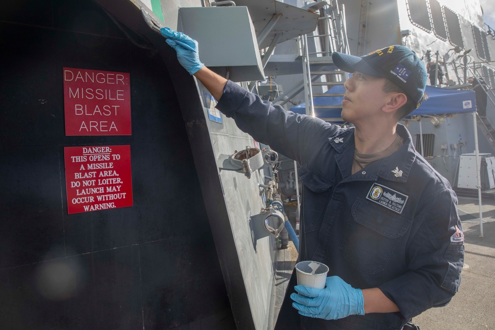 USS Spruance Sailors conduct paint preservation