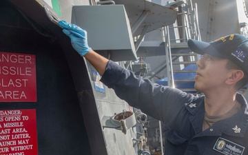 USS Spruance Sailors conduct paint preservation