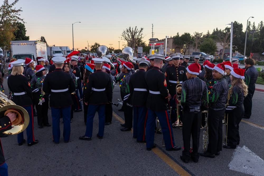 1st MARDIV Band marches in annual Fallbrook Christmas Parade