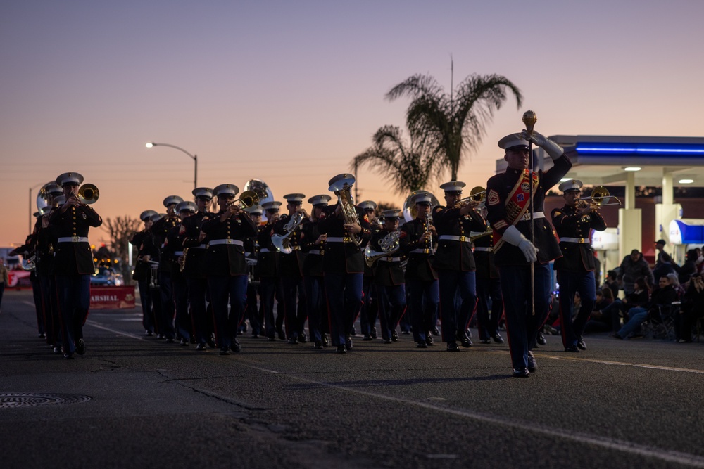 1st MARDIV Band marches in annual Fallbrook Christmas Parade