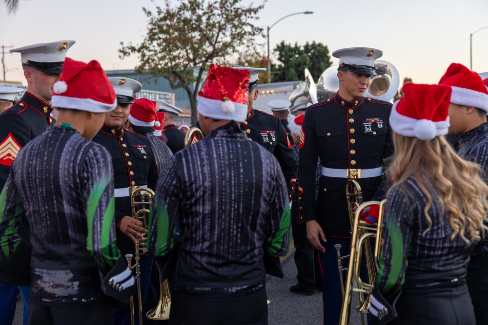 1st MARDIV Band marches in annual Fallbrook Christmas Parade