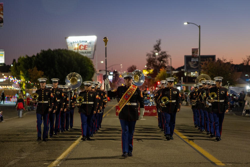 1st MARDIV Band marches in annual Fallbrook Christmas Parade