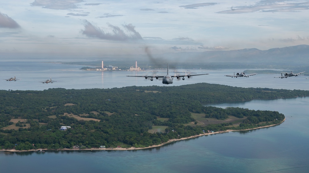 U.S. and Philippine AF take to the skies for formation flight