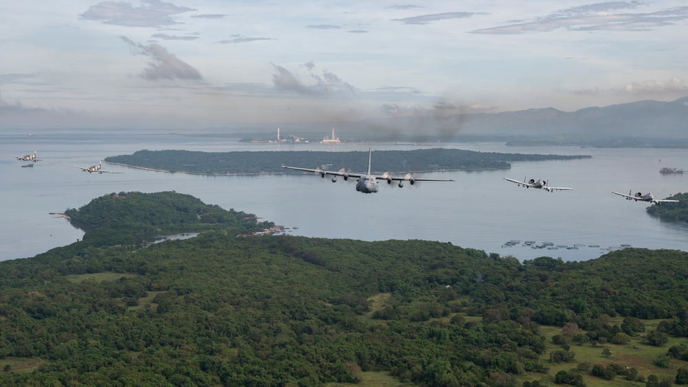 U.S. and Philippine AF take to the skies for formation flight