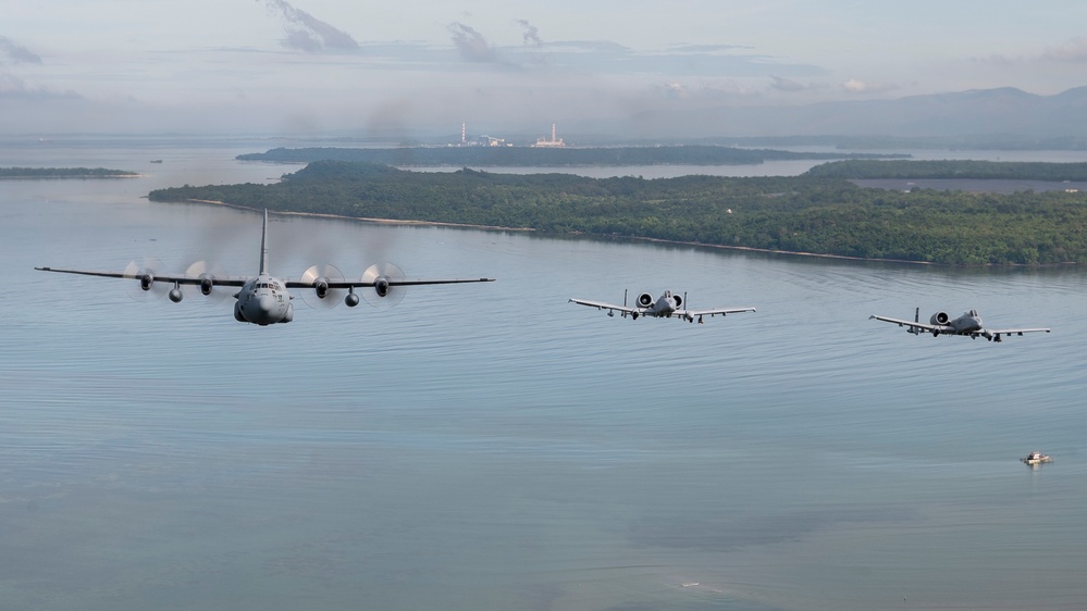 U.S. and Philippine AF take to the skies for formation flight