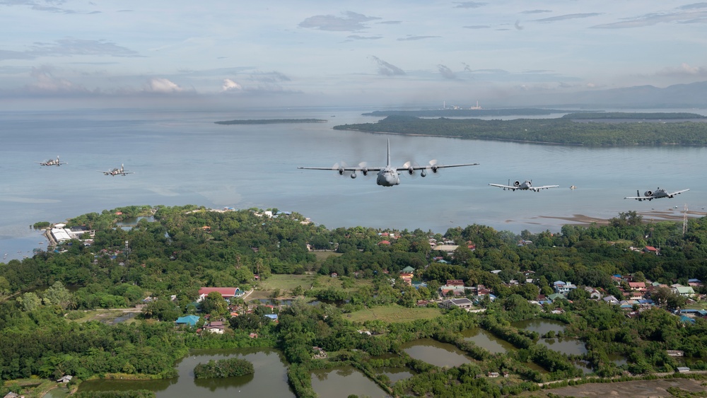 U.S. and Philippine AF take to the skies for formation flight