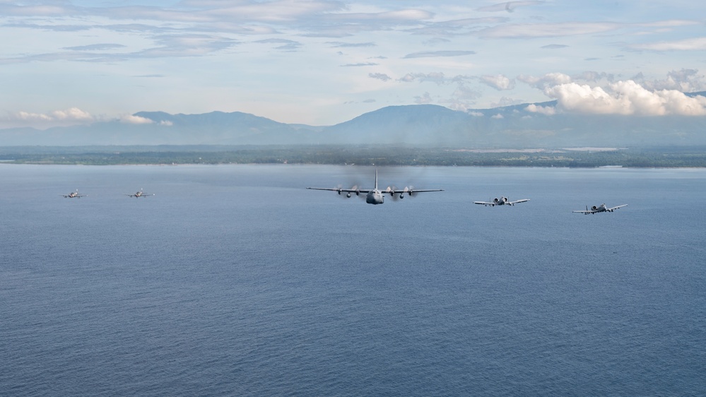 U.S. and Philippine AF take to the skies for formation flight