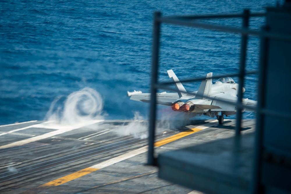 USS Carl Vinson (CVN 70) Conducts Routine Flight Operations in the Philippine Sea