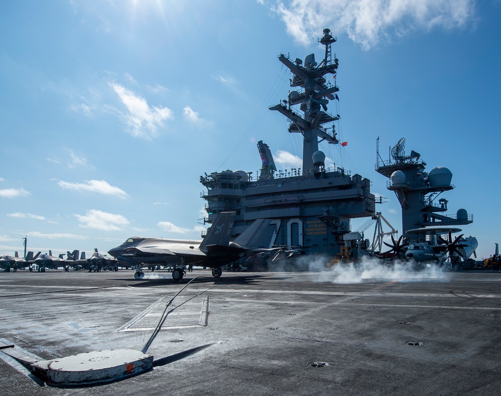 USS Carl Vinson (CVN 70) Conducts Routine Flight Operations in the Philippine Sea