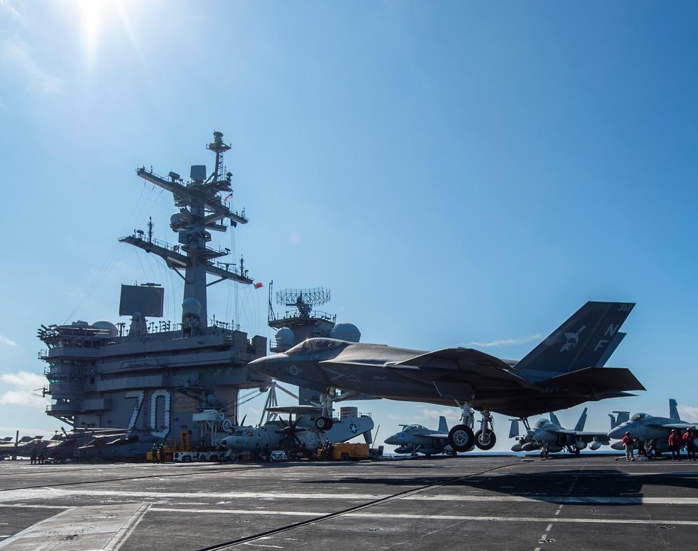 USS Carl Vinson (CVN 70) Conducts Routine Flight Operations in the Philippine Sea