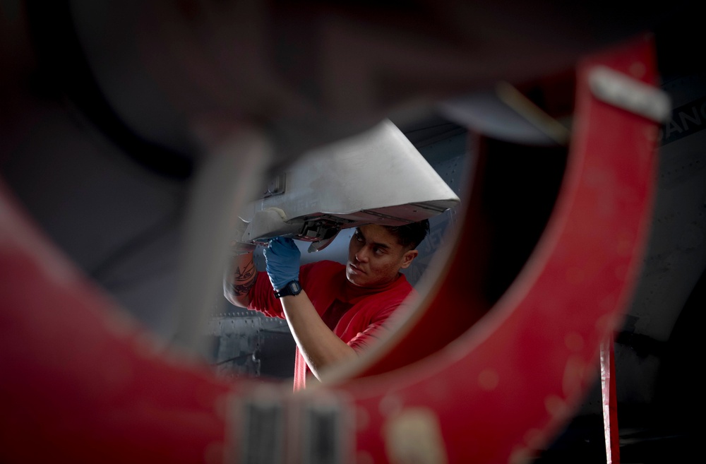 USS Carl Vinson (CVN 70) Conducts Routine Operations in the Philippine Sea