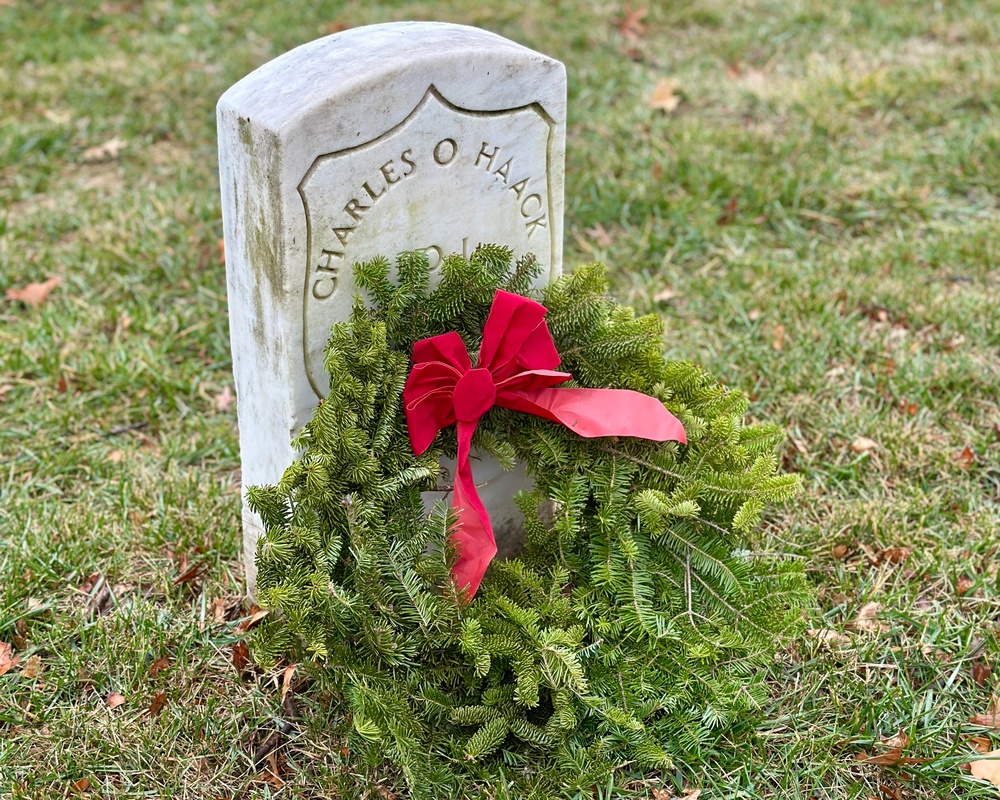 Service Members honor the fallen during Wreaths Across America Ceremony