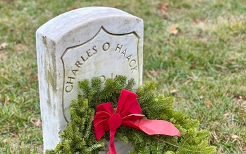 Service Members honor the fallen during Wreaths Across America Ceremony