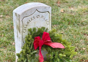 Service Members honor the fallen during Wreaths Across America Ceremony