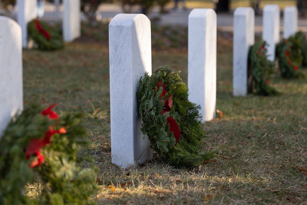 Military District of Washington Sergeant Audie Murphy Club honors namesake during Wreaths Across America event