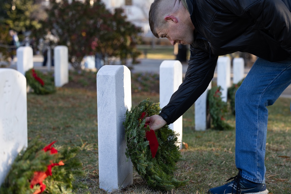 Military District of Washington Sergeant Audie Murphy Club honors namesake during Wreaths Across America event