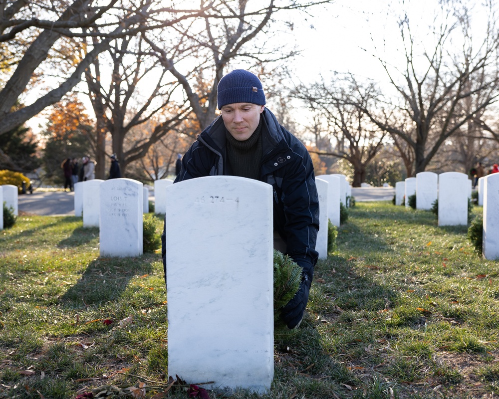 Military District of Washington Sergeant Audie Murphy Club honors namesake during Wreaths Across America event