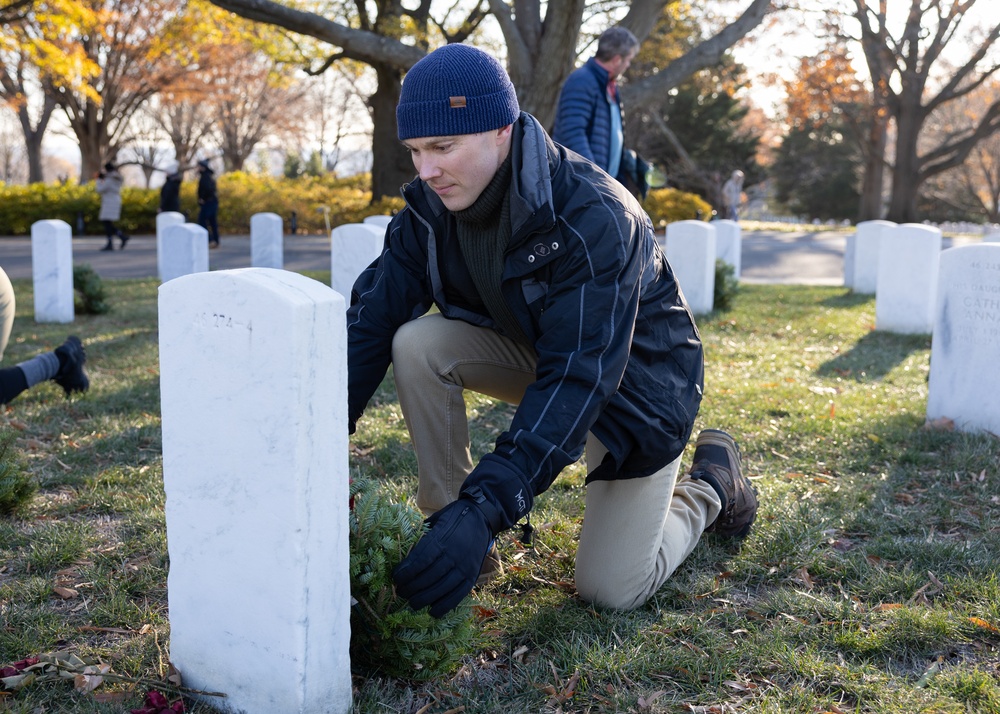 Military District of Washington Sergeant Audie Murphy Club honors namesake during Wreaths Across America event