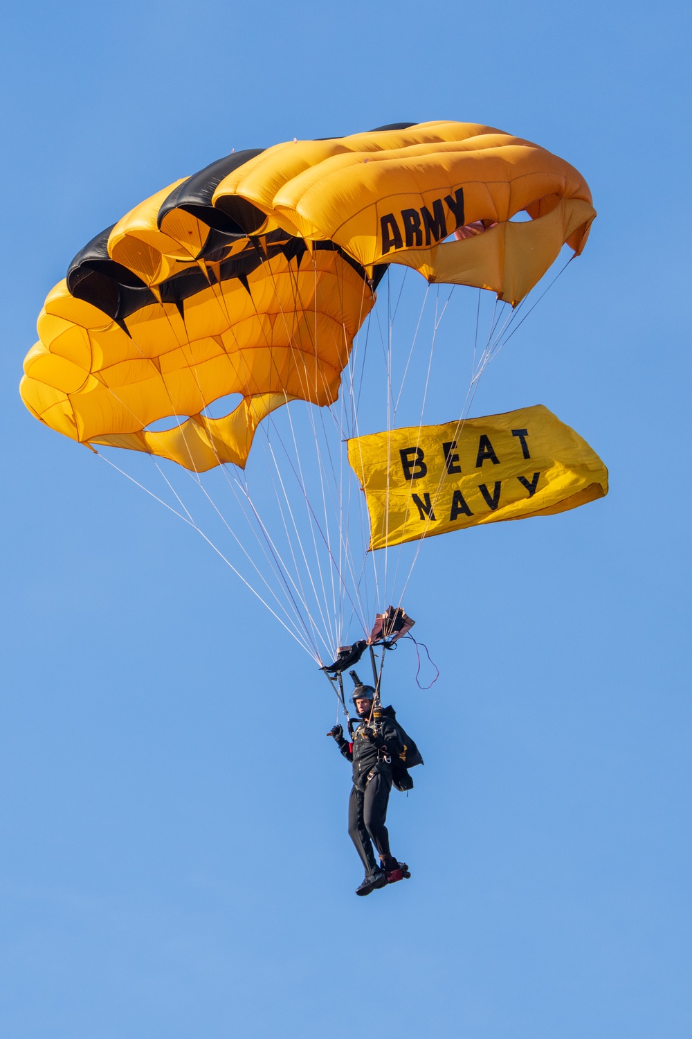 U.S. Army Golden Knights drop into 125th Army Navy Game