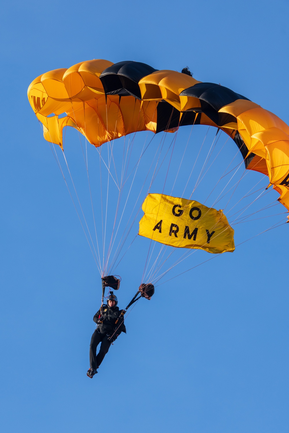 U.S. Army Golden Knights drop into 125th Army Navy Game