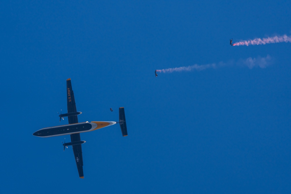 U.S. Army Golden Knights drop into 125th Army Navy Game