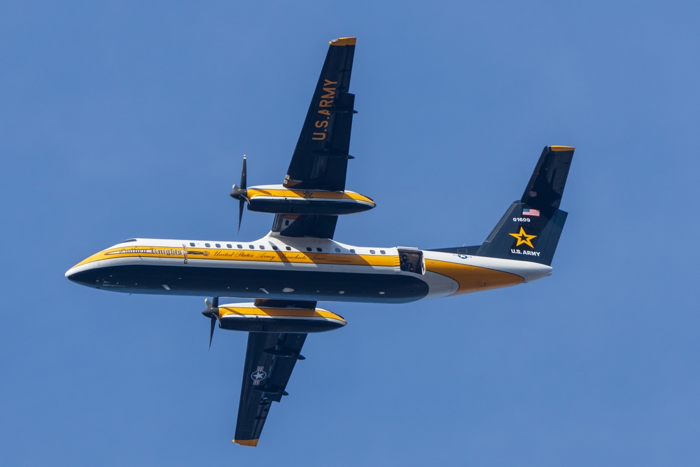 U.S. Army Golden Knights drop into 125th Army Navy Game