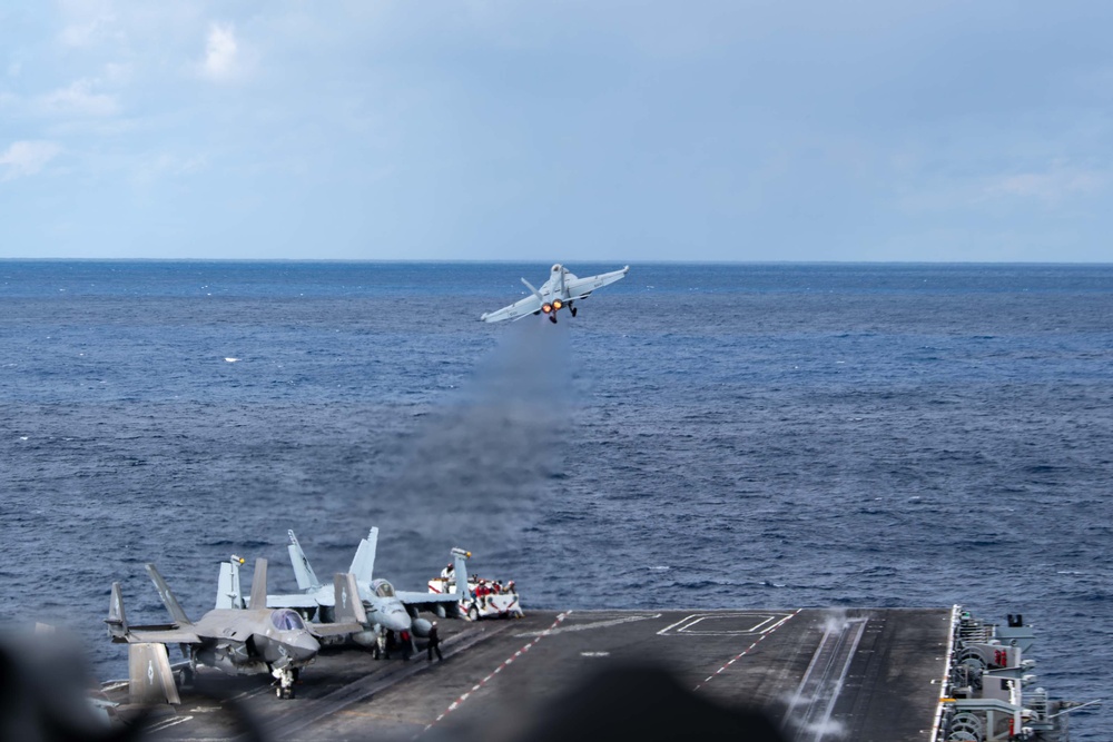 USS Carl Vinson (CVN 70) Conducts Routine Flight Operations in the Philippine Sea