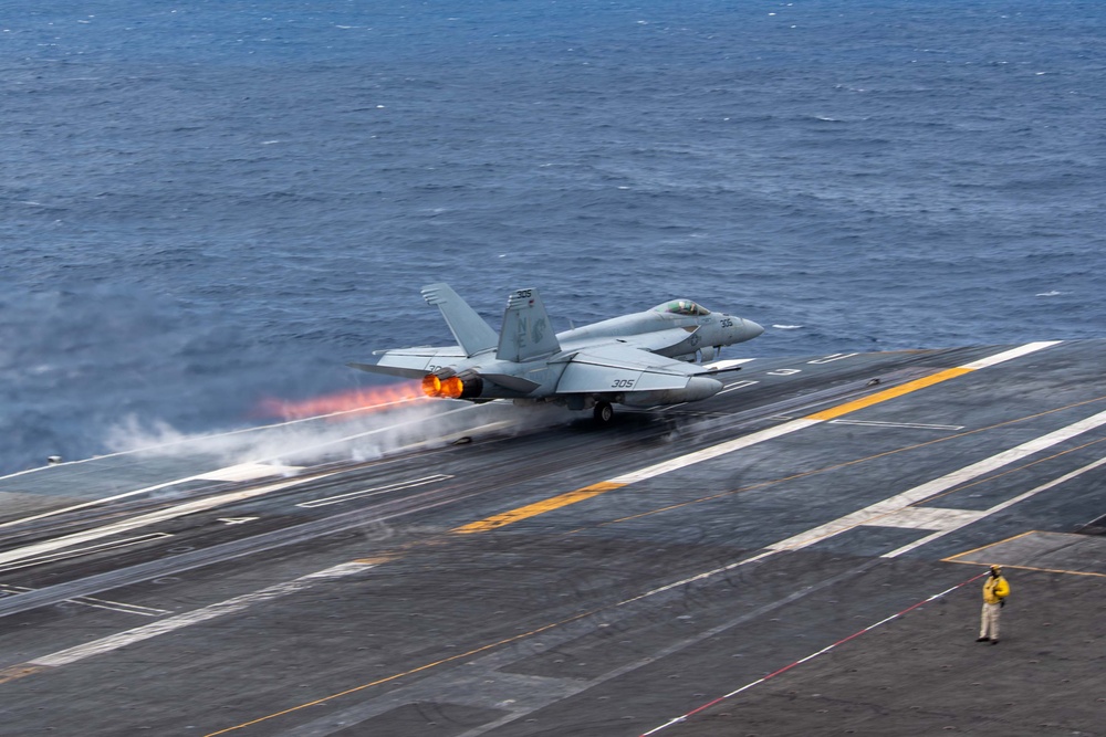 USS Carl Vinson (CVN 70) Conducts Routine Flight Operations in the Philippine Sea