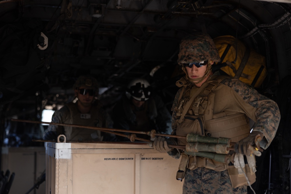 VMM-262 (Rein.) conducts Forward Arming and Refueling Point exercise