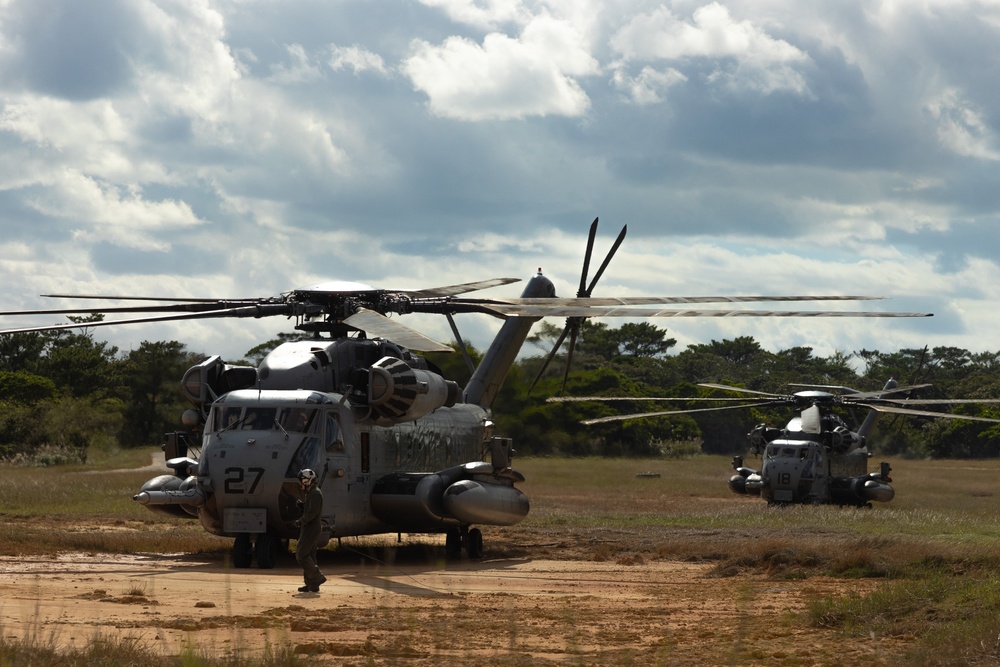 VMM-262 (Rein.) conducts Forward Arming and Refueling Point exercise