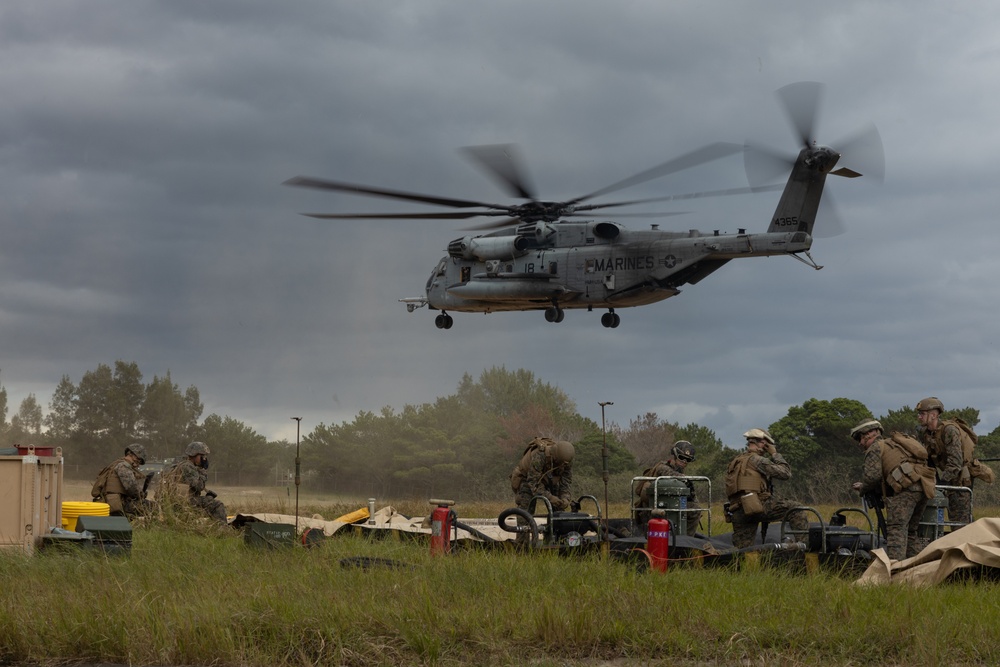 VMM-262 (Rein.) conducts Forward Arming and Refueling Point exercise