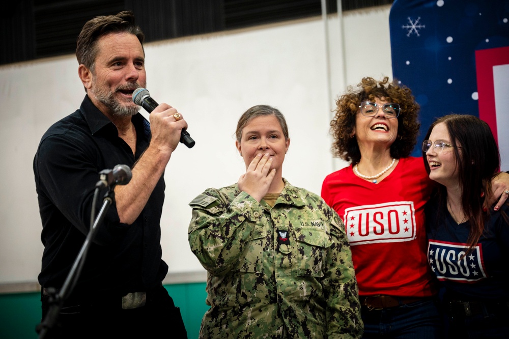 USO Holiday Tour Boosts Troop, Community Morale at NSA Naples Italy