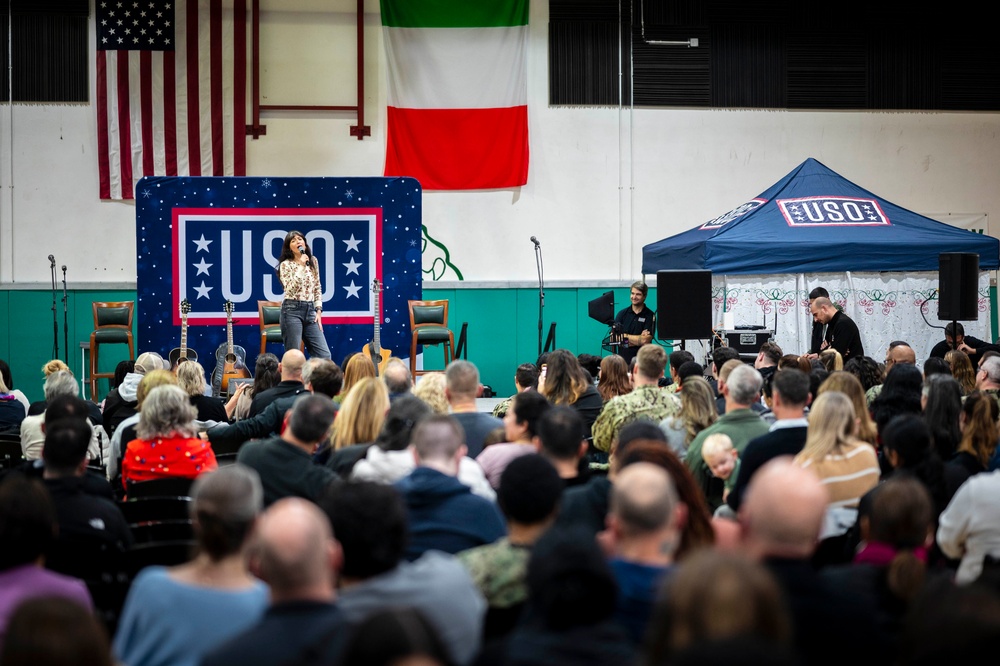 USO Holiday Tour  Boosts Troop, Community Morale at NSA Naples Italy