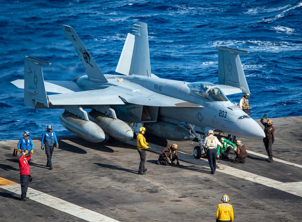 USS Carl Vinson (CVN 70) Conducts Routine Flight Operations in the Philippine Sea