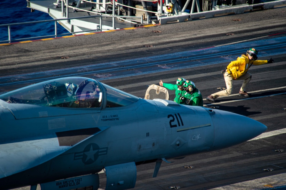 USS Carl Vinson (CVN 70) Conducts Routine Flight Operations in the Philippine Sea