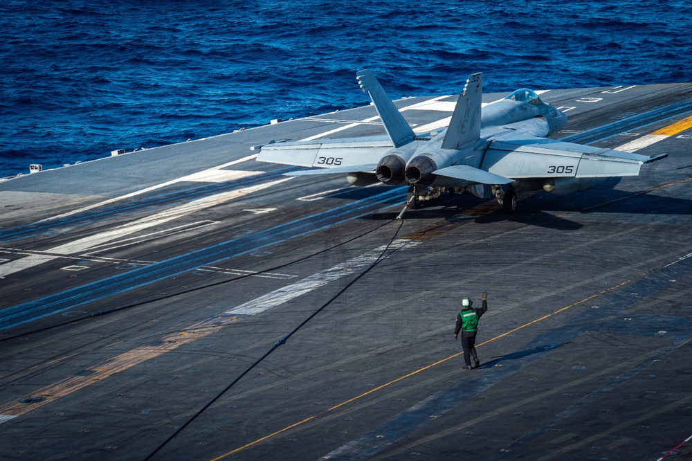 USS Carl Vinson (CVN 70) Conducts Routine Flight Operations in the Philippine Sea